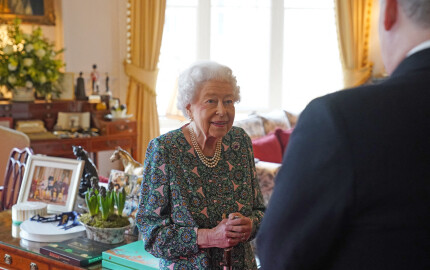 Première audience en physique de la reine depuis que Charles est testé positif à la Covid 19 